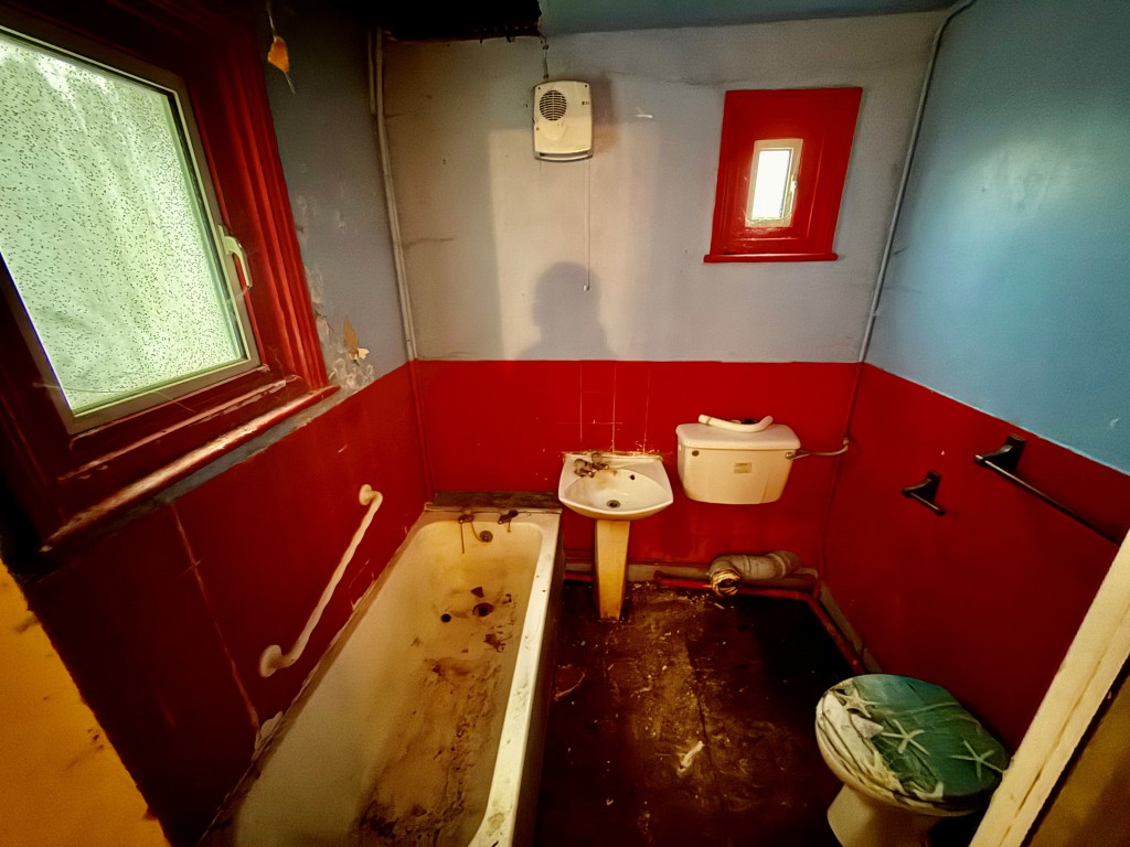 Lot: 40 - THREE STOREY HOUSE WITH POTENTIAL FOR SUB-DIVISION - Ground floor bathroom with W.C.